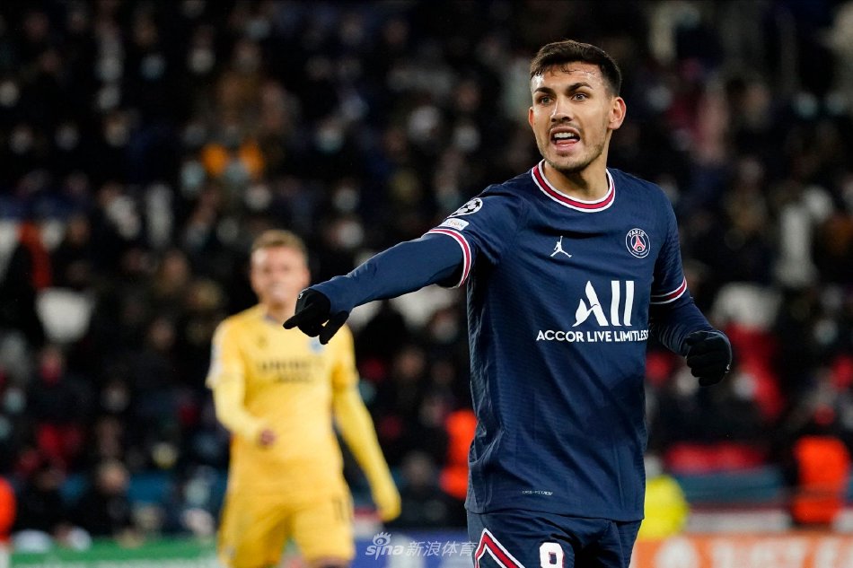 背负巨额的 背负巨额的